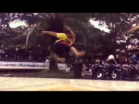 Capoeira : Parafuso Kick (with Wendy Bombril)