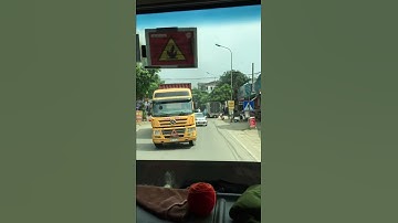 Đầu kéo dằn mặt xe con chạy láo