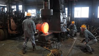 Accouplement de 900 kg forgé avec un énorme marteau pneumatique – Dans une usine japonaise !
