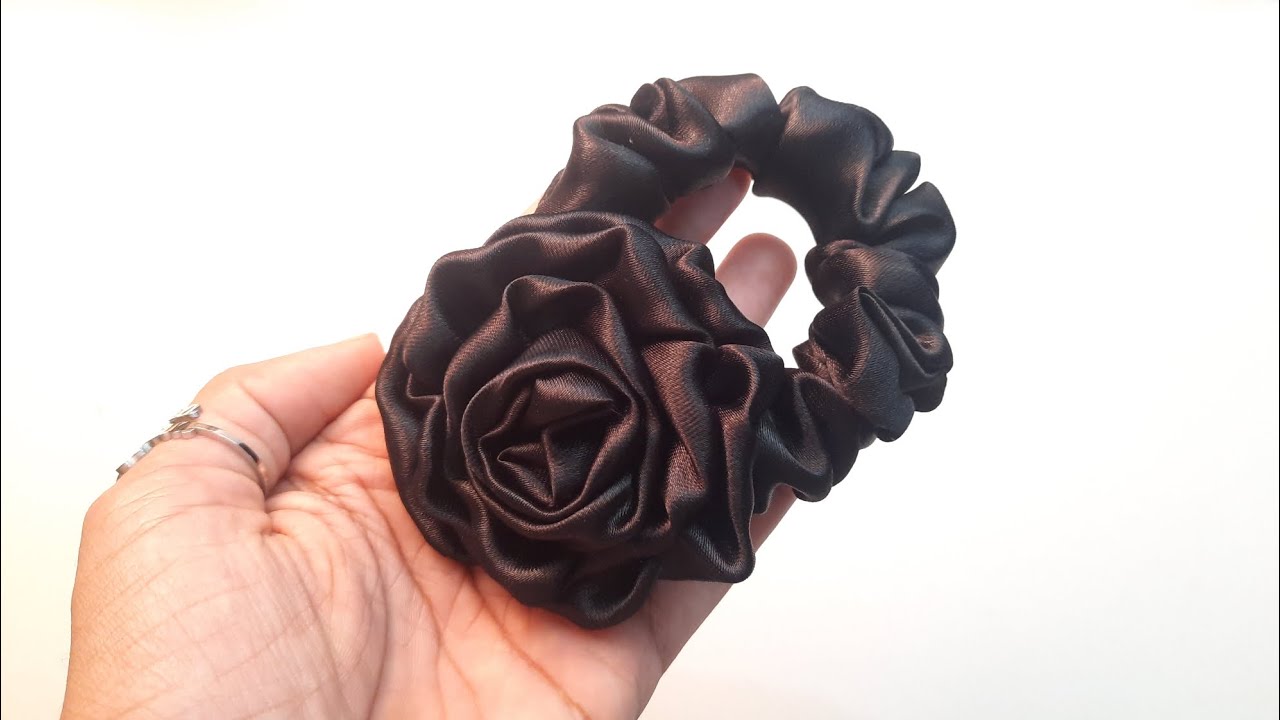 Scrunchie com flor de tecido