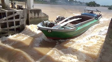 Quá Nguy Hiểm Khi Sà Lan Vượt Cống Lúc Nước Đổ Kinh Hoàng Thế Này