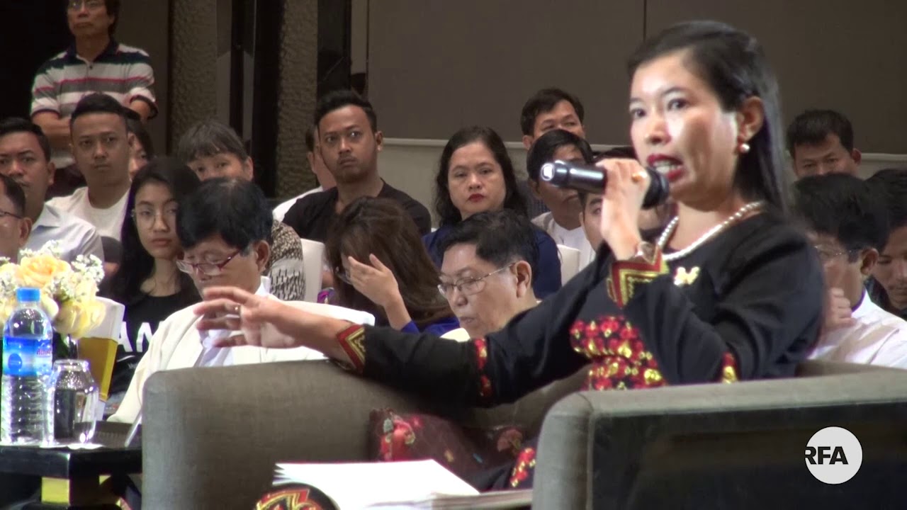 “ဖဲြ႔စည္းပံုအေျခခံဥပေဒလမ္းခြဲ” ေဆြးေႏြးပြဲ newspaper mockup