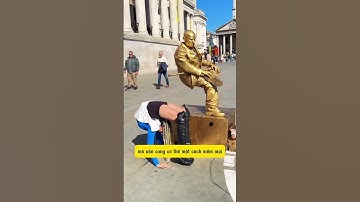 Cả bức tượng và cô gái đều đỉnh khỏi bàn