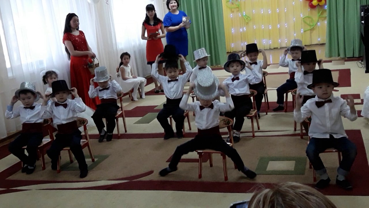 Танец джентльменов в детском саду на выпускной. Шляпа для мальчика для танца. Танец со стульями и шляпами мальчики. Танец со шляпами. Танец со шляпами в детском саду.
