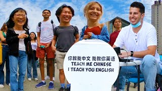 White Guy Teaches English in Chinese Park, Surprises Locals in Perfect Chinese