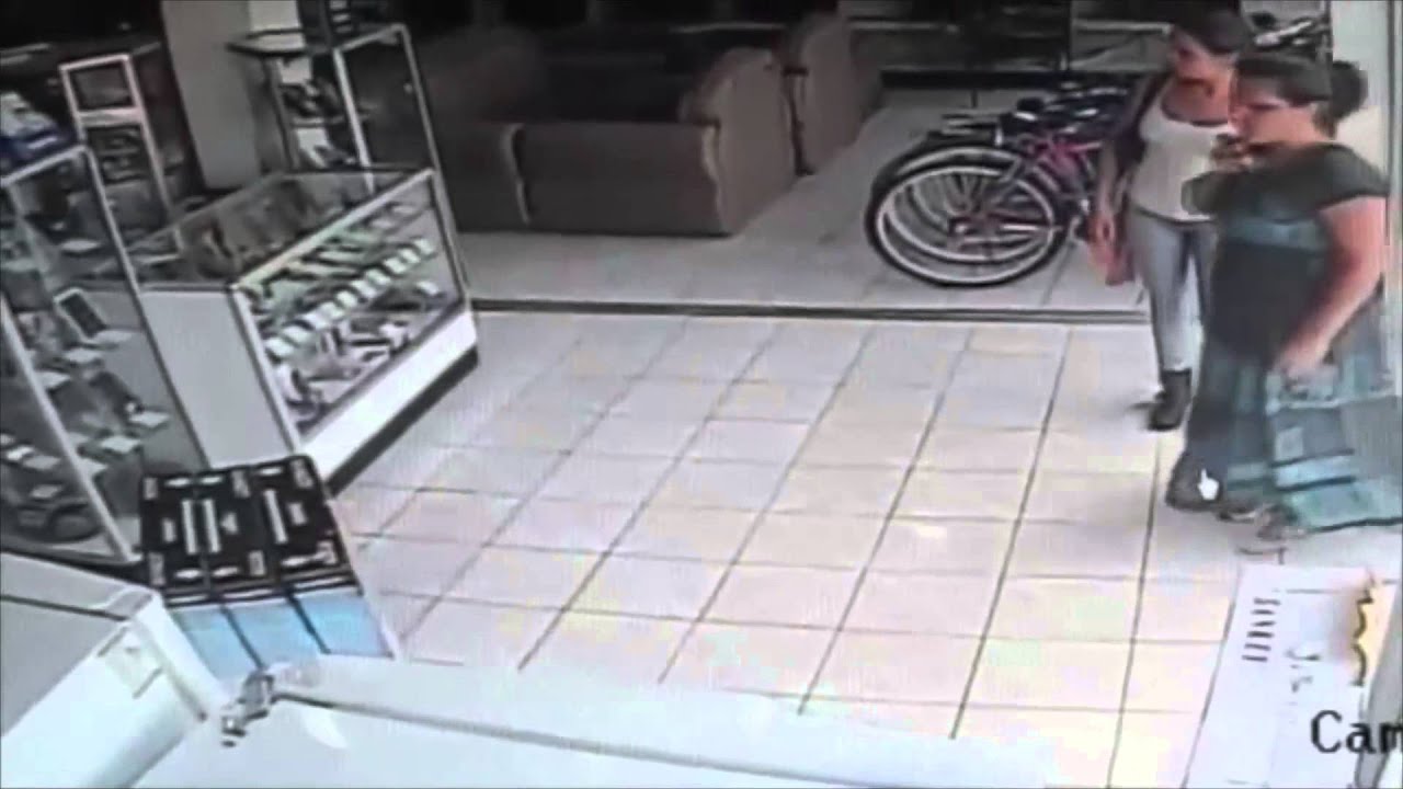 lady steals tv under dress WATCH: Woman steals TV by hiding it under her dress