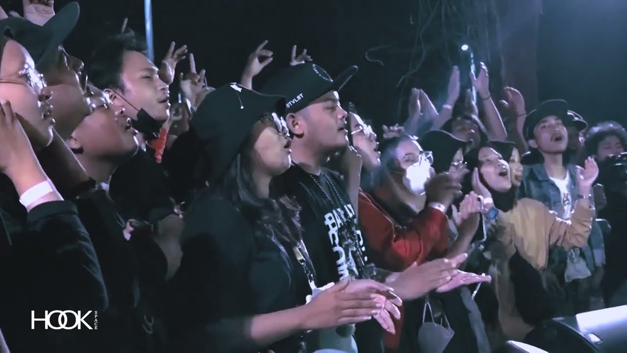 FSTVLST - Menantang Rasi Bintang (Live at Jogja Migunani 2022) - YouTube