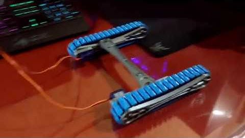 Oruga impresa en 3D. Filamentos Flex y PLA.