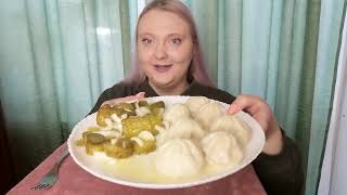 Мукбанг/Mukbang. Манты и кислые огурцы с луком.