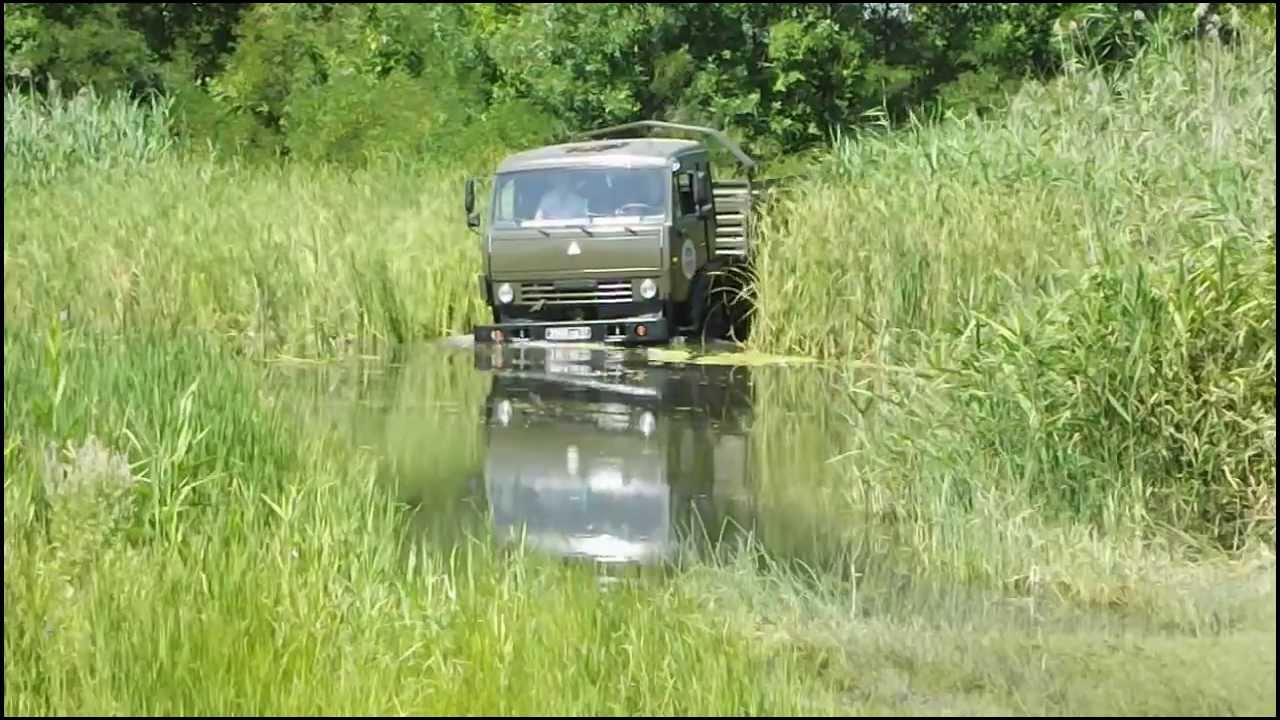Камаз едет через брод