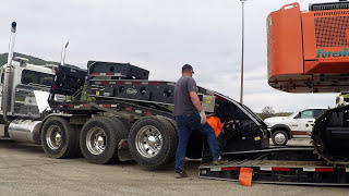 PETERBILT 379L 8-AXLE LOWBED UNIT UNLOADS HITACHI ZAXIS FORESTER 210 PROCESSOR