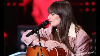 Video thumbnail of "Clara Luciani chante « Beaux » chanson titre de la nouvelle série « L'École de la vie » sur France 2"