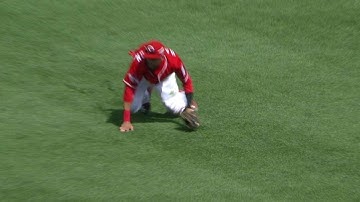 CLE@CIN: Hamilton makes diving catch to rob Gomes