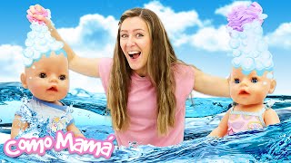 La muñeca Baby Born Amelia juega con agua en la piscina. Juguetes para niños. Como mamá.