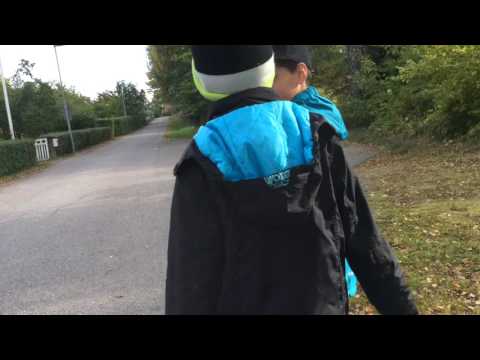 Video: Vilken Sida Av Vägen Ska Cyklisten åka På?