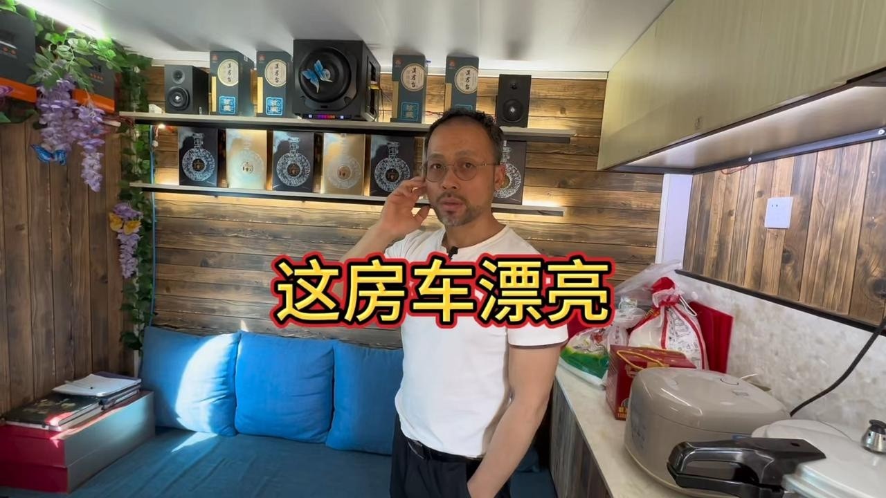 这车漂亮 可你说还是一个单纯的小伙子 我不信