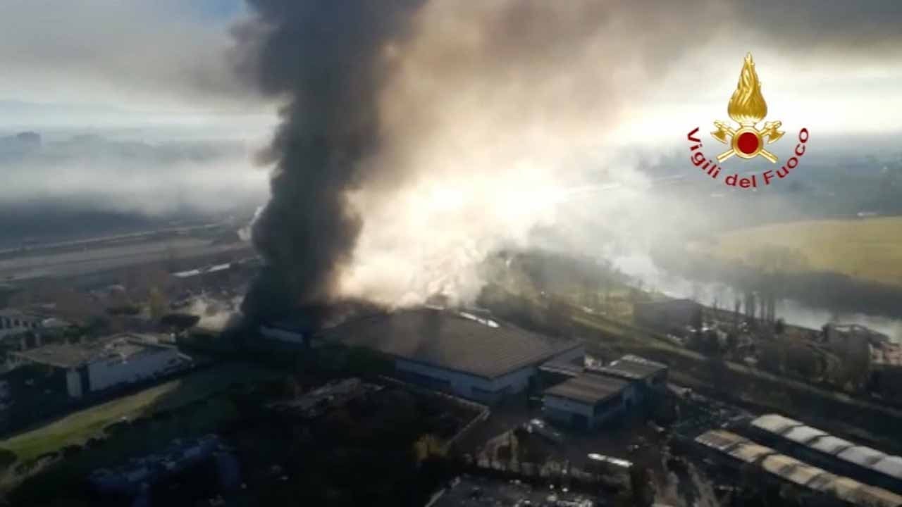 Huge Smoke Cloud Rises Above Italian Waste Disposal Centre Fire