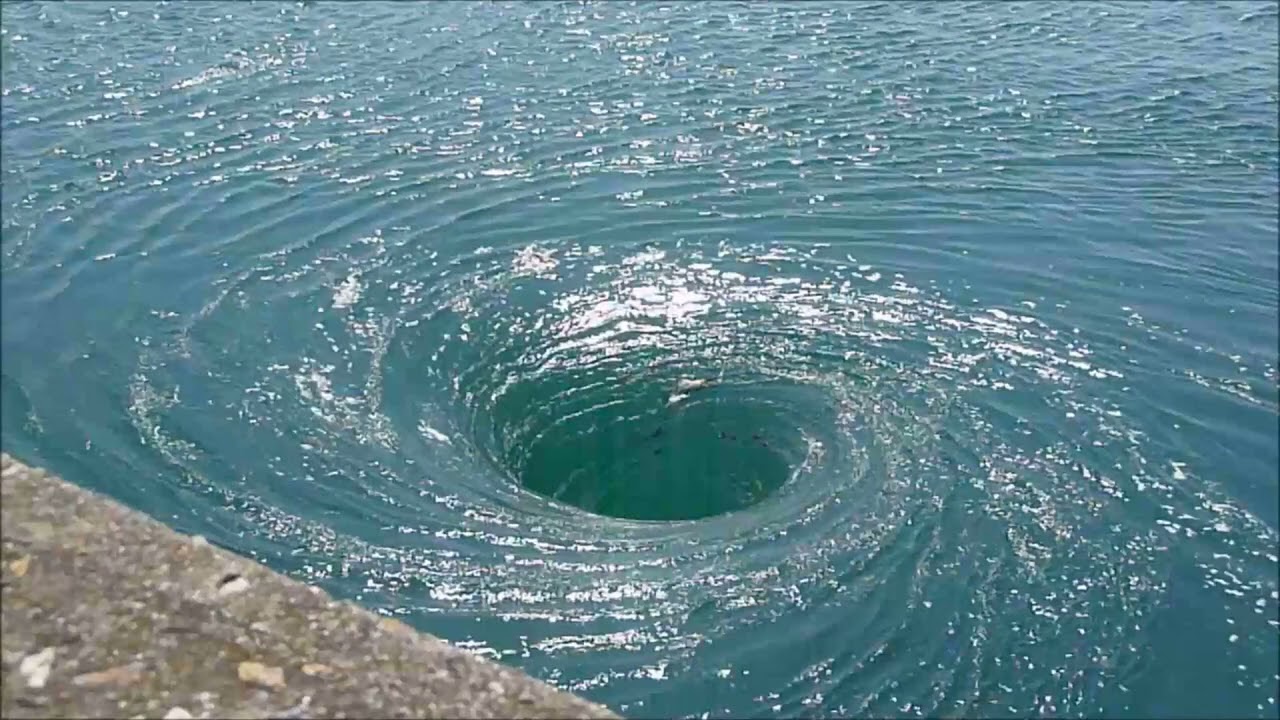 Водяной настоящий в озере Водяной настоящий в озере