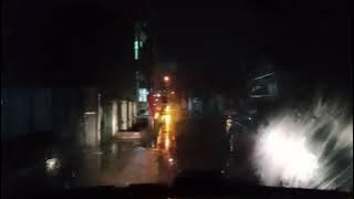 story wa jalan-jalan di malam hari di guyur hujan