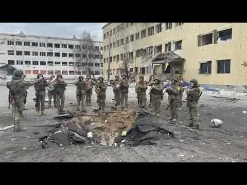 Оркестр ЗСУ виконав гімн України біля вирви від бомби