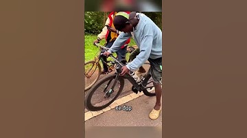 Tay đua muốn dạy chàng trai địa phương đạp xe và cái kết  #shorts #shot