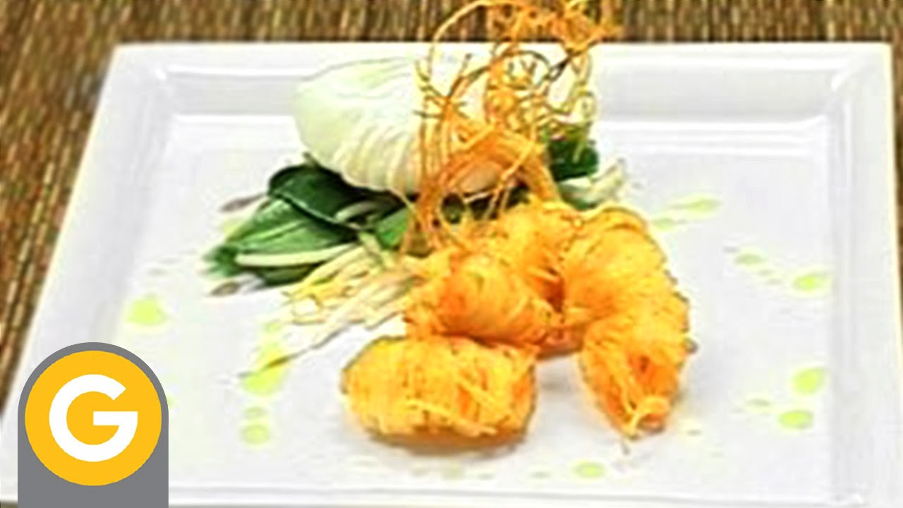 ABC Gourmet - Langostinos con hilos de papas fritos ensalada de pak choi y brotes de soja