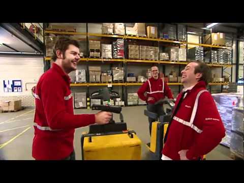 Klusjesmannen werken in het magazijn van Office Depot (SR 2010)