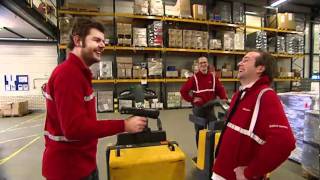 Klusjesmannen werken in het magazijn van Office Depot (SR 2010)
