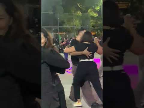 bailando con mi alumno en la milonga callejera en la plaza