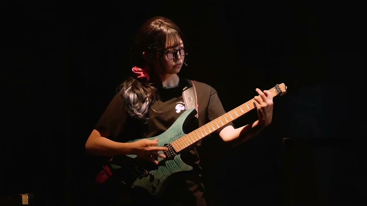 Kohara Riko's Guitar SOLO (Asahi Rokka) - YouTube