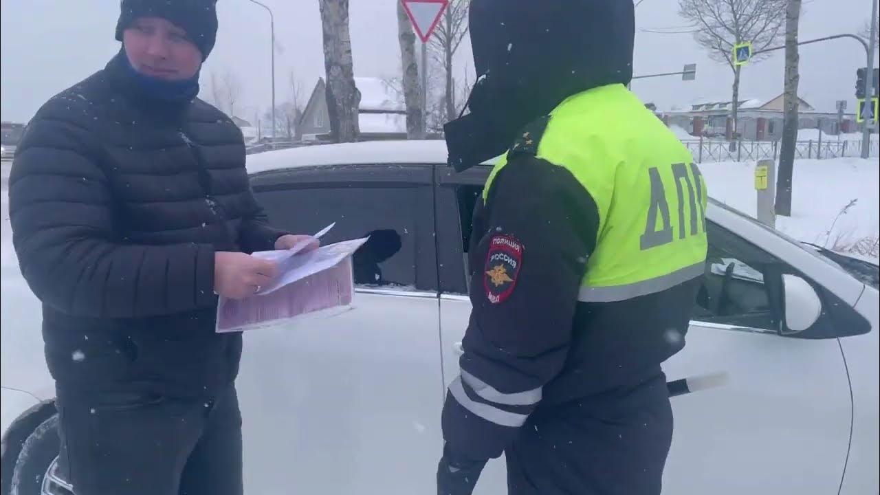 могут ли полицейские проверять телефон. полицейский проверяет документы. могут ли полиция за. полиция слежка. полиция предупреждает телефонные мошенники.