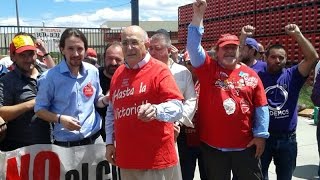 Pablo Iglesias visita el campamento de Coca Cola en Fuenlabrada