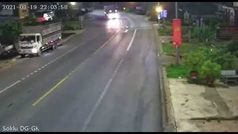 Chạy lấn làn để vượt ẩu, xe máy đấu đầu xe tải ở Đồng Nai