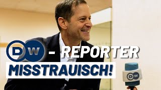 Deutsche Welle-Reporter Misstrauisch Interview Ungeschnitten