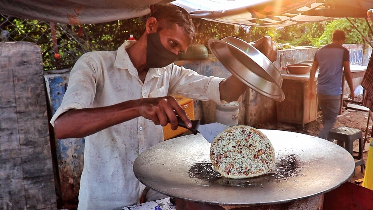 Mumbai Style Veg. Cheese Tava Pizza For 50 Rs. | Cheapest Pizza In India | Indian Street Food | Street Food Fantasy