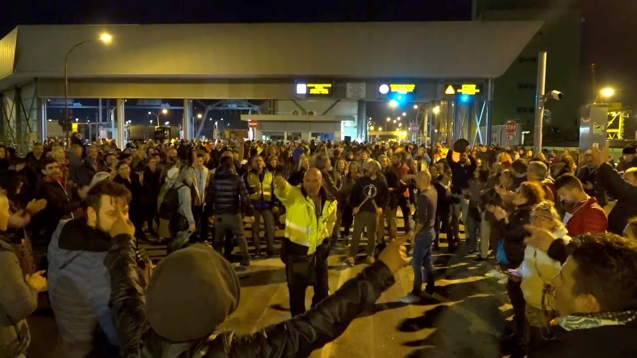 Trieste, la protesta No Green Pass al porto: la situazione nella serata di domenica