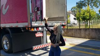 A Tal Da Motorista..manobra Carregando..scania Rosa Brilhando