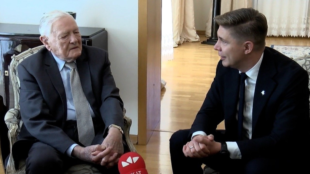 Pamatykite M. Sinkevičiaus viešnagės pas V. Adamkų akimirkas: kalbėjo ir apie G. Nausėdos atos