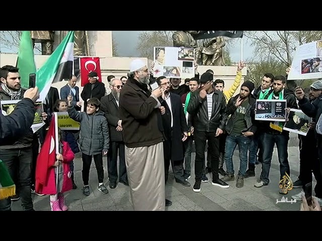 سوريون في اسطنبول ينددون بقصف مدينة دوما بالغازات السامة