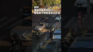 Driver collapses beside car due to vertigo; two drivers behind immediately step out to help and c...