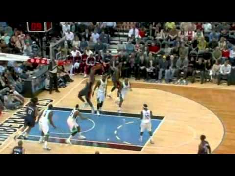 LeBron James completes an assist of Shaq O´Neal with a Dunk