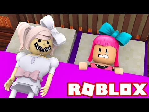 TEM UMA BONECA ESTRANHA NA MINHA CAMA do ROBLOX!!! (The Cute