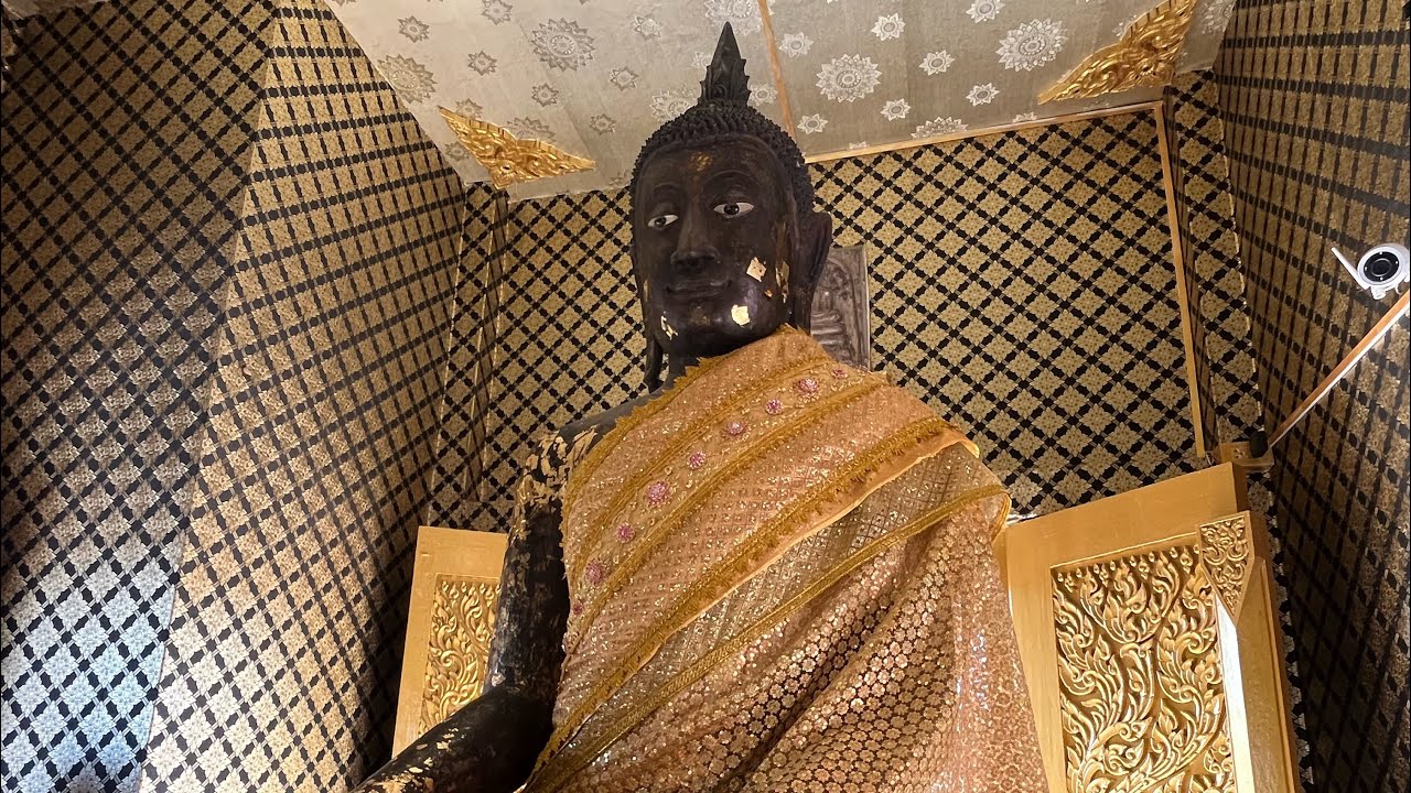 พีธีห่มผ้าพระที่มีอายุมากกว่า 673 ปี สาธุๆๆค่ะ #วัดคลังทอง #จังหวัดพระนครศรีอยุธยา #หลวงพ่อดำ 