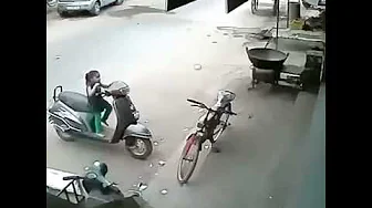 Viral nih anak kecil jatuh dari motor