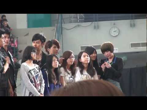 20130310 終極一班2粉絲見面會 (沛慈與幸運粉絲合照)