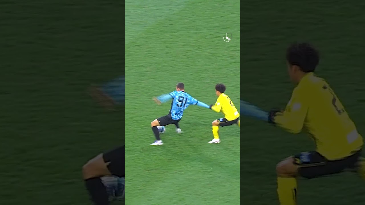 A fierce battle for the ball between Lazar Romanic and Yudai Konishi💥