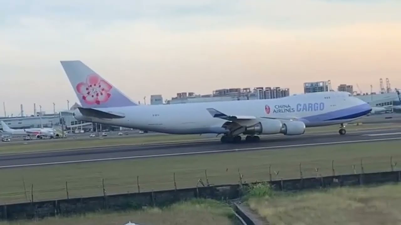 20240331-小港機場拍飛機，意外拍到轉降的華航747 ana787等...以及@ken8786 的客串