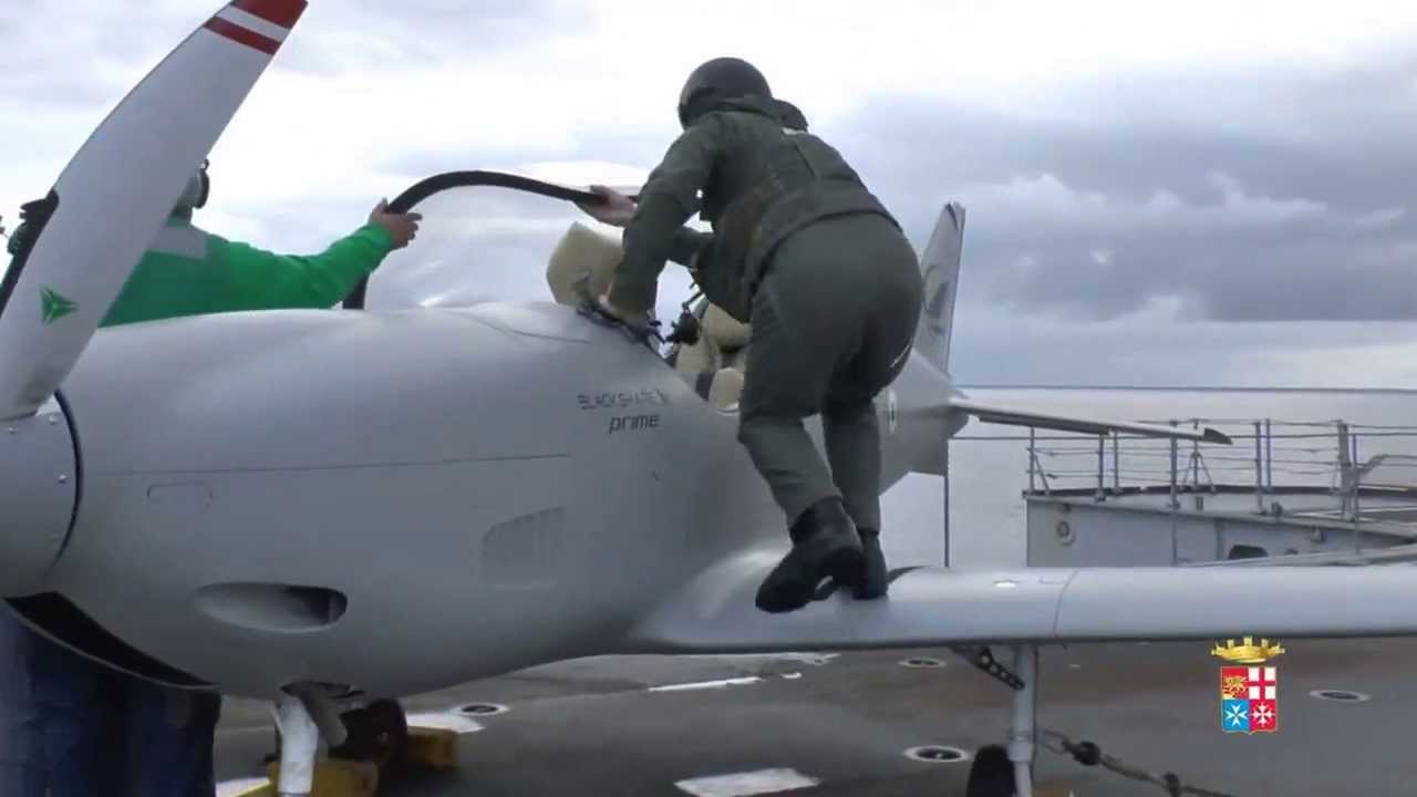 PRIME,ultraleggero di BlackShape in volo dimostrativo su portaerei Cavour