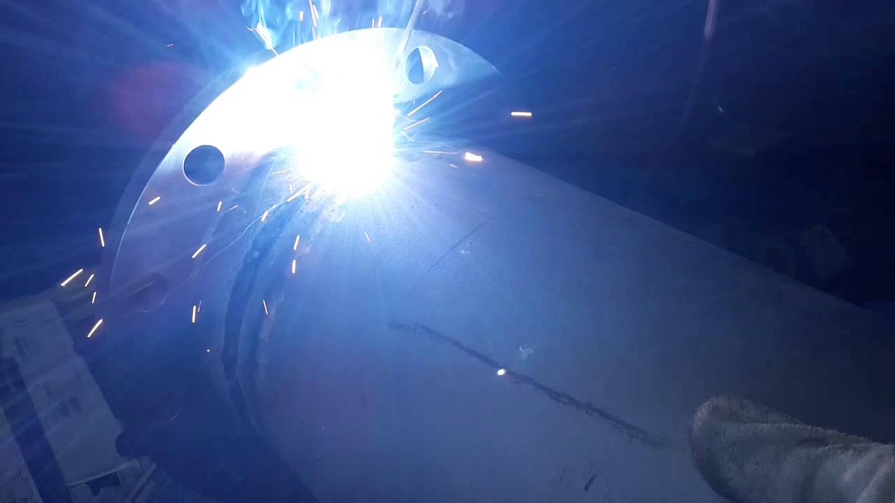 Schweißen mit der Elektrode an einer Rohr-Flansch Verbindung in der waagerechten Position YT Video