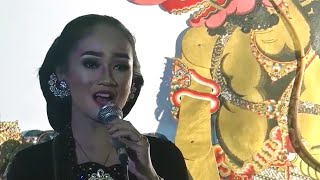 Sinden ika karo sinden tiwi ancen ora malehi yen di sawang